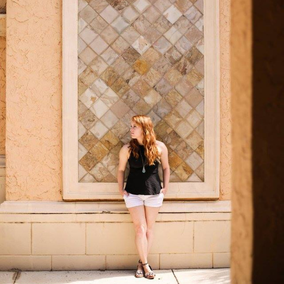 Meet your Posher, Meghan🌻 - Picture 1 of 5